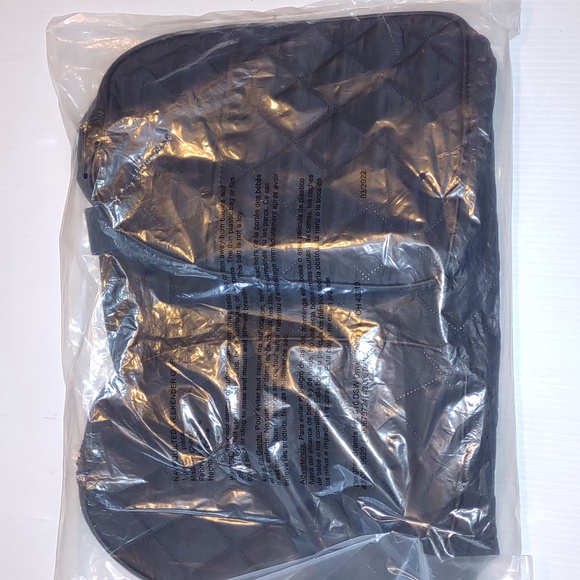 Bag๐บDSW Quilted Weekender Bag in Navy - Picture 12 of 14